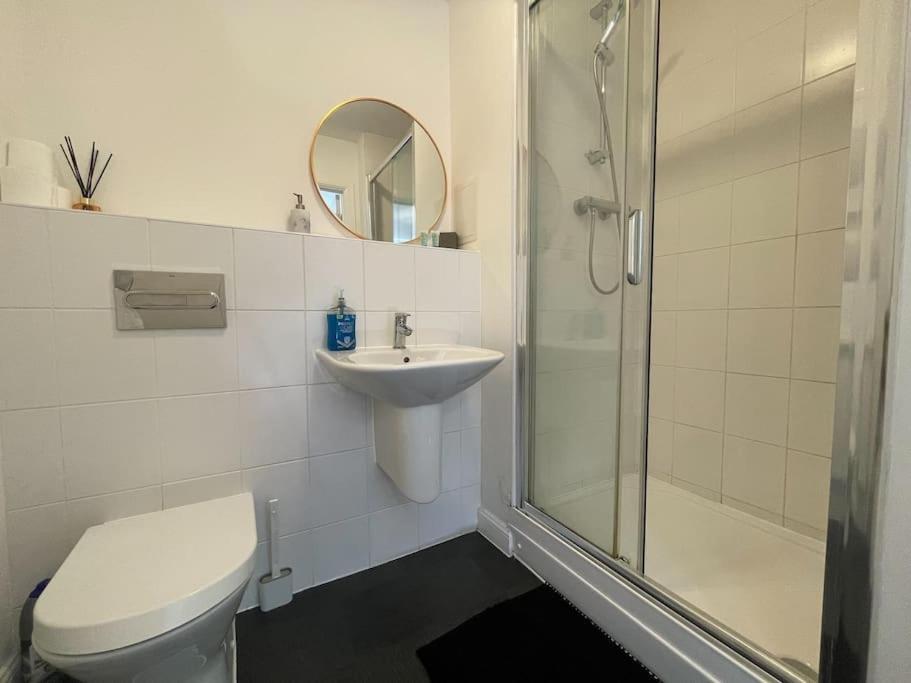 Stylish Station Apartment In Rochester With Free Parking Wainscot Екстериор снимка