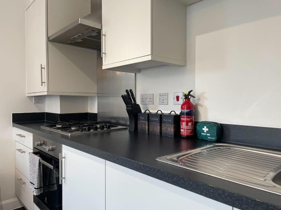 Stylish Station Apartment In Rochester With Free Parking Wainscot Екстериор снимка