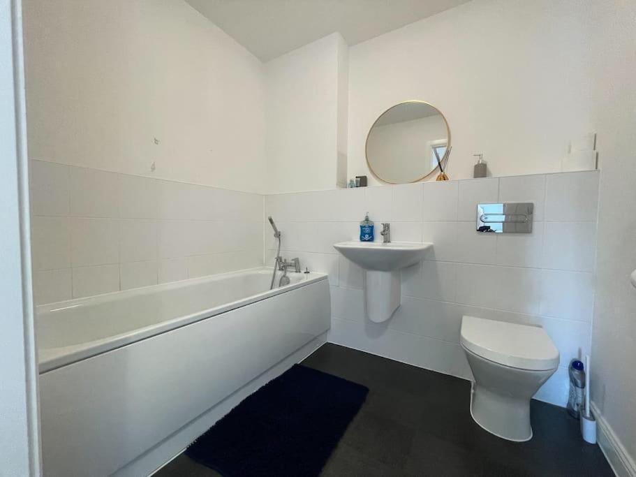 Stylish Station Apartment In Rochester With Free Parking Wainscot Екстериор снимка