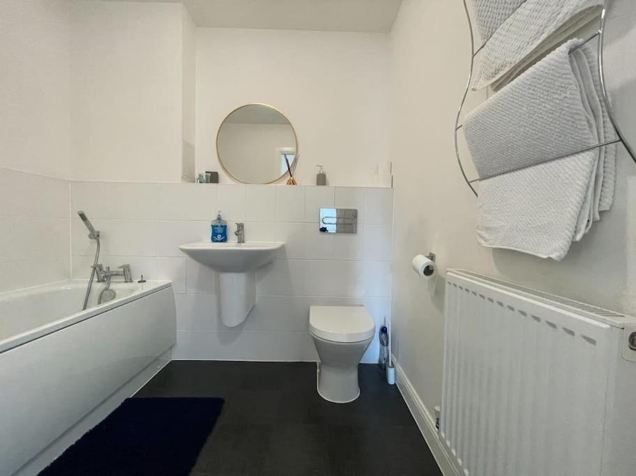 Stylish Station Apartment In Rochester With Free Parking Wainscot Екстериор снимка