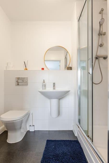 Stylish Station Apartment In Rochester With Free Parking Wainscot Екстериор снимка