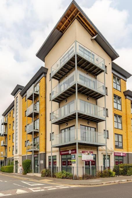 Stylish Station Apartment In Rochester With Free Parking Wainscot Екстериор снимка